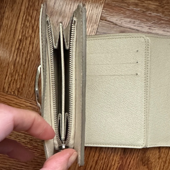 Louis Vuitton White Women's Wallet - Picture 7 of 7